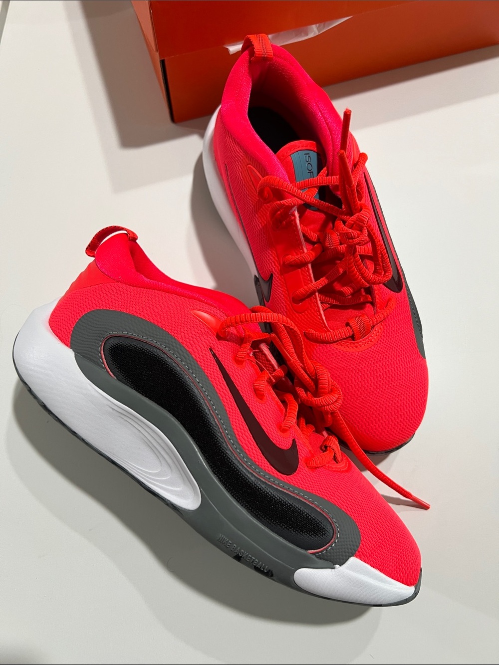NIKE ISOFLY GS SIZE 5.5Y BRIGHT CRIMSON TEAM RED SMOKE GREY BLACK FN4384-600